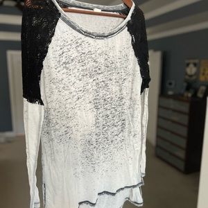 Wild Pearl Women’s M, long sleeve, black lace shoulder